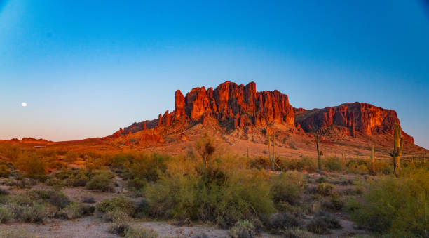 istock Moon Raise Over the Superstition Mountain From the Lost Dutchman State Park 1312547281