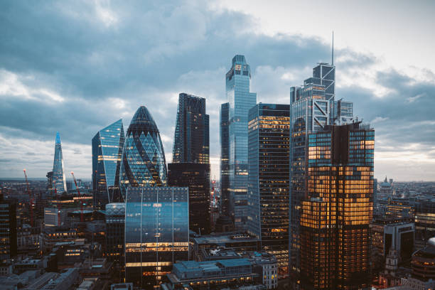 the city of london skyline at night, verenigd koninkrijk - bank financieel gebouw fotos stockfoto's en -beelden