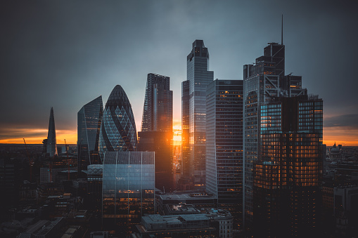 Puesta de sol sobre la Ciudad de Londres, Reino Unido photo