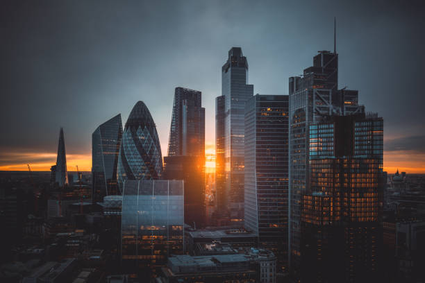 puesta de sol sobre la ciudad de londres, reino unido - uk night skyline london england fotografías e imágenes de stock