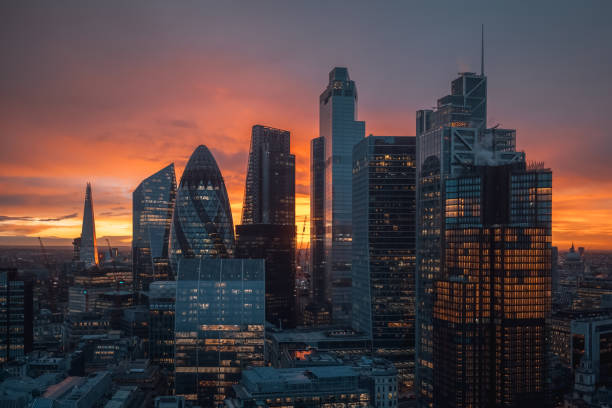 tramonto sulla city of london, regno unito - glass facade copy space skyscraper foto e immagini stock