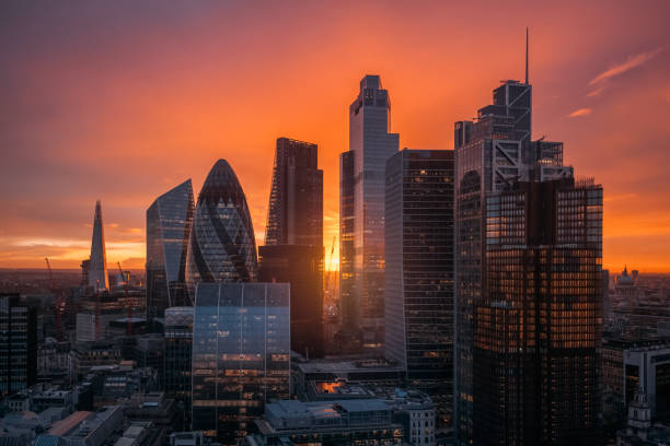 tramonto sulla city of london, regno unito - glass facade copy space skyscraper foto e immagini stock