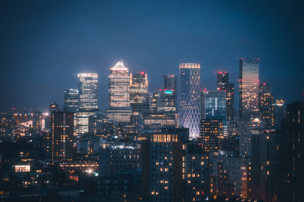 canary wharf skyline view at night - financial hub in london, united kingdom - canary wharf london england docklands skyline imagens e fotografias de stock