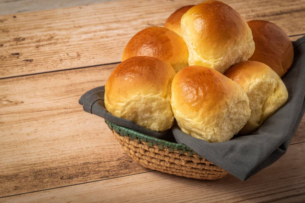 pane in un cesto - pan brioche foto e immagini stock