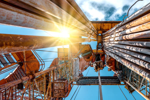 postre en tierra de la plataforma de perforación de petróleo y gas con un paisaje nuboso espectacular. operación de plataformas de perforación petrolera en la plataforma petrolera en la industria del petróleo y el gas. - industria petrolera fotografías e imágenes de stock