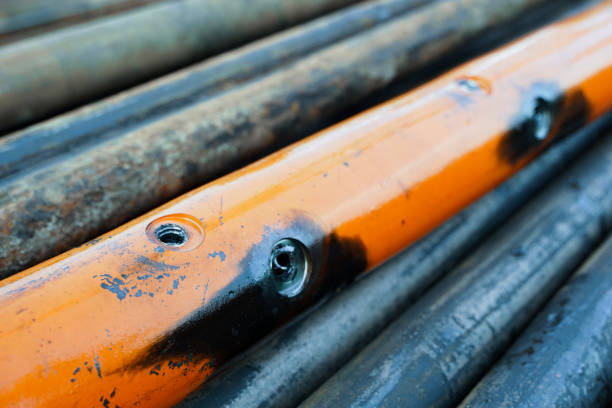 Perforation tool for perforate oil and gas well to make the hole on production tubing to allow gas and condensate flow. Close up image of perforated gun carrier. Perforating gun swelling after firing. herramienta de perforación para perforar pozos de petróleo y gas para hacer el agujero en el tubo de producción para permitir el flujo de gas y condensado. imagen de cerca del portaaviones perforado. perforación de la hinchazón de la pistola después