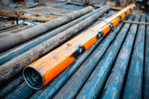 Perforation tool for perforate oil and gas well to make the hole on production tubing to allow gas and condensate flow. Close up image of perforated gun carrier. Perforating gun swelling after firing. herramienta de perforación para perforar pozos de petróleo y gas para hacer el agujero en el tubo de producción para permitir el flujo de gas y condensado. imagen de cerca del portaaviones perforado. perforación de la hinchazón de la pistola después