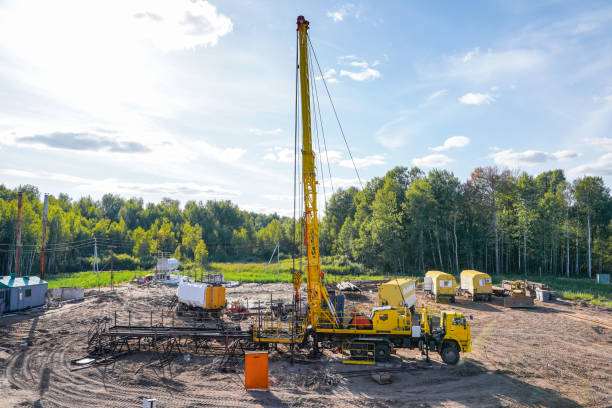 specjalne urządzenia do wiercenia studni naftowej w polu naftowym. workover rig pracy na wcześniej wiercone dobrze próbuje przywrócić produkcję poprzez naprawęw rzędzie są szybów produkujących ropę naftową. - drilled zdjęcia i obrazy z banku zdjęć