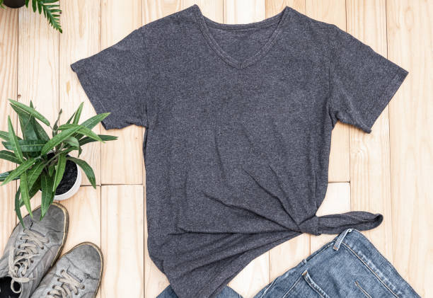 Vintage background, Mockup a gray T-shirt on wooden background, for any design print screen on T-shirt shopping online, Vintage minimal and fashion concept. to show idea sample artwork on copy space. fondo vintage, mockup una camiseta gris sobre fondo de madera, para cualquier pantalla de impresión de diseño en las compras de camisetas en línea, vintage minimal y concepto de moda. para mostrar ilustraciones de ejemplo de ideas en el espacio de copia