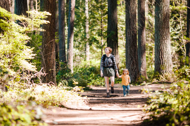 mãe com dois filhos caminhando na floresta em washington - clark county - fotografias e filmes do acervo
