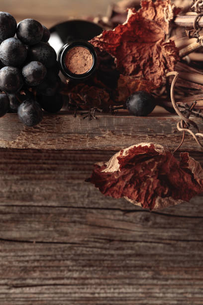 garrafa de vinho tinto com uvas e videira seca em uma velha mesa de madeira. - port wine madeira wine bottle vine - fotografias e filmes do acervo