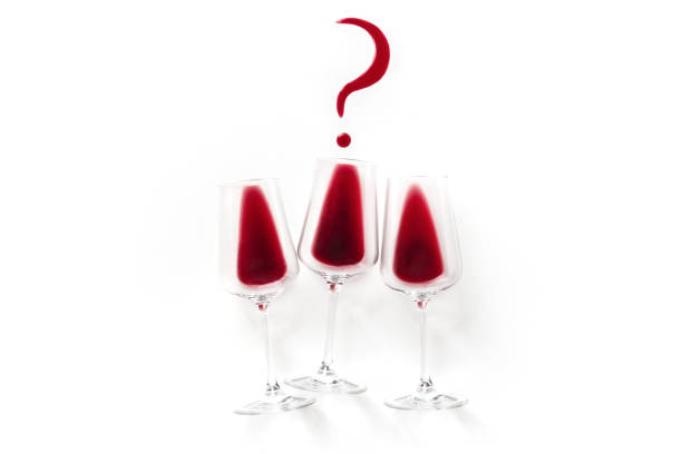 より多くのワインまたは十分。白い背景のワイングラスに疑問符 - directly above wineglass glass wine ストックフォトと画像