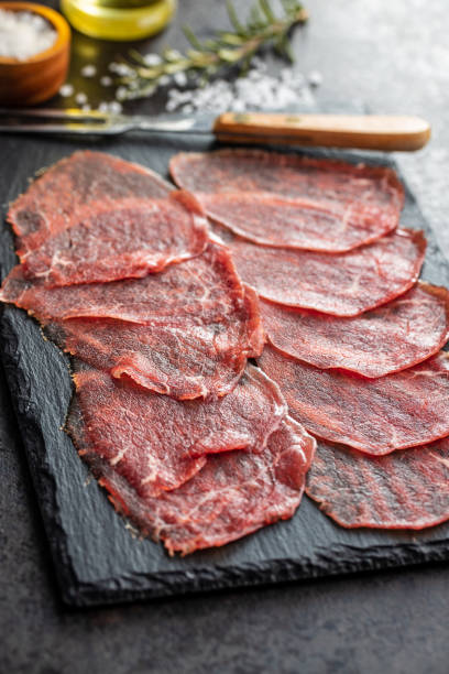 pokrojone carpaccio. surowe mięso wołowe. - beef carpaccio zdjęcia i obrazy z banku zdjęć