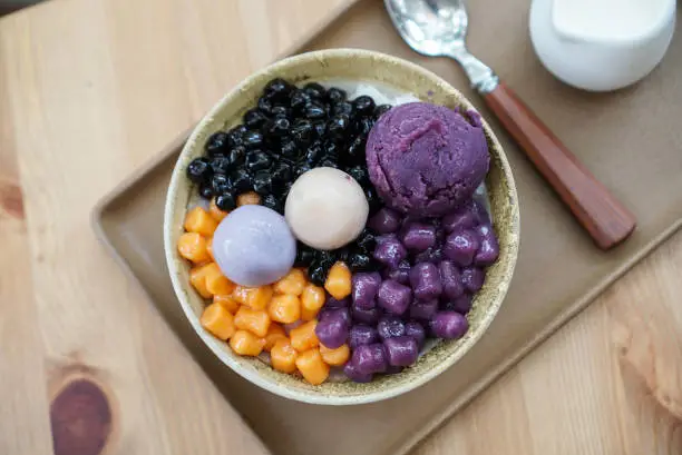 Photo of Taiwanese shaved ice with toppings. (top view)