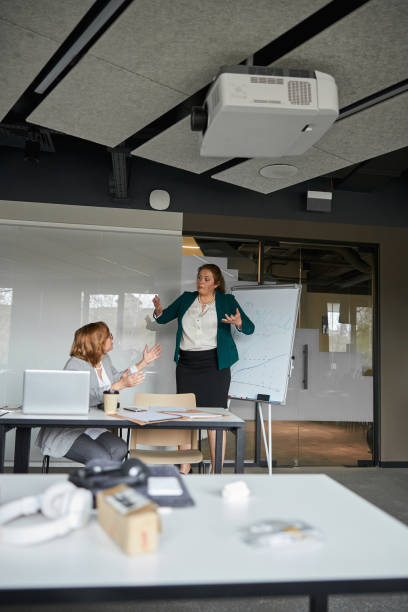 istock Inspired employee pitching her idea to company head 1312593973