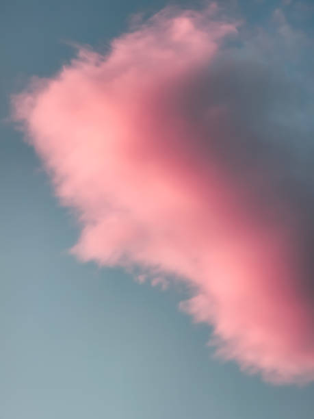 coloridas nubes artísticas - cirrus sky fantasy cloud fotografías e imágenes de stock