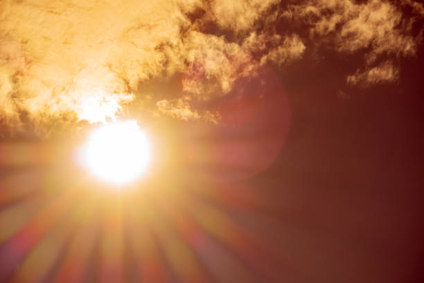 sol de mediodía de verano - sunbeam cloud panoramic sky fotografías e imágenes de stock