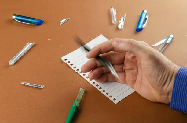 bewegungsunschärfe. erwachsener mann spielt nervös mit stift über braunen schreibtisch. - chance brown white anxiety stock-fotos und bilder