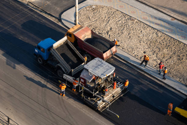 przemysłowa maszyna do układania asfaltu na placu budowy drogi na ulicy. - jackhammer road construction construction worker road zdjęcia i obrazy z banku zdjęć