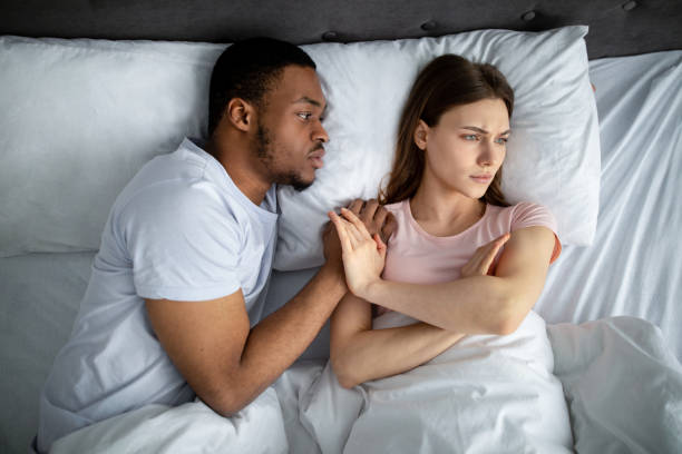 pojęcie apatii seksualnej. african american facet dotykając jego zdenerwowany dziewczyna w łóżku, kobieta odmawia mu, widok z góry - multi ethnic group couple sex women zdjęcia i obrazy z banku zdjęć