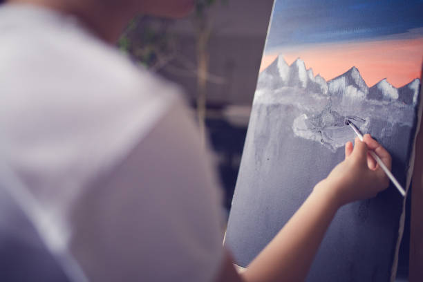 istock Artist in action 1312624753