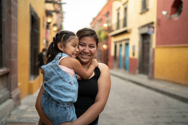 retrato de madre e hija al aire libre - cultura mexicana fotos fotografías e imágenes de stock