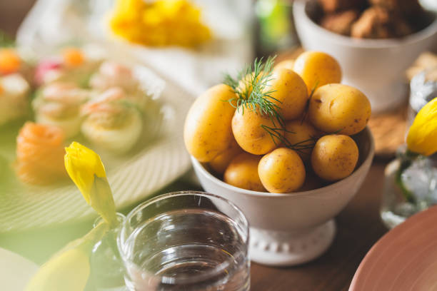 traditionell skandinavisk påskmiddag - potatis sweden bildbanksfoton och bilder