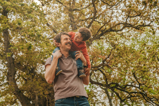 vader en zoon die aard verkennen - zoon stockfoto's en -beelden