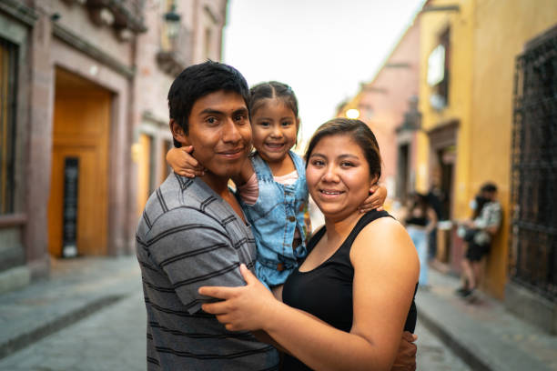 verticale d’une famille heureuse à l’extérieur - culture latino américaine photos et images de collection