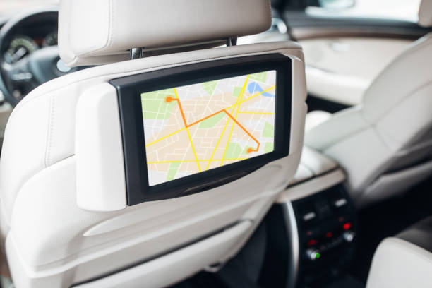 座席ヘッドレストでナビゲーションマップモードを備えた車のマルチメディア制御�システム - head rest ストックフォトと画像