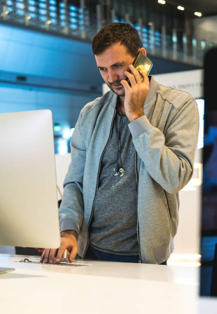 assistant client travaillant dans un centre d’appel ou une personne de vente au lieu de travail parlant par téléphone - receptionist customer service customer service representative photos et images de collection