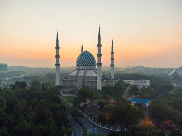 istock Masjid Sultan Salahuddin Abdul Aziz Shah, sunrise 1312654572