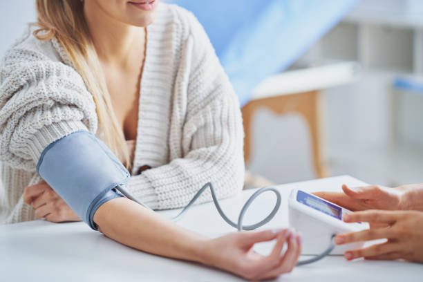 médico explica diagnóstico a su paciente - blood pressure bulb fotografías e imágenes de stock