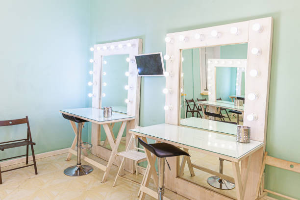 lugar de maquillaje de mujer vacía con espejo y bombillas. maquilladora del lugar de trabajo en la moderna sala de maquillaje. interior de barbería. vestidor con espejo de maquillaje y mesa. diseño interior de estilo clásico moderno - vestuario entre bastidores fotografías e imágenes de stock