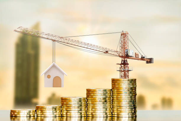 Stacking gold coin with increase and tower crane and hoist brake solutions with build new house on photo blur cityscape background, saving money and loan for construction real estate and home concept. apilamiento de moneda de oro con aumento y torre grúa y izar soluciones de freno con construir nueva casa en el fondo del paisaje urbano de desenfoque de fotos, ahorrar dinero y préstamo para la construcción de bienes raíces y concepto de casa.