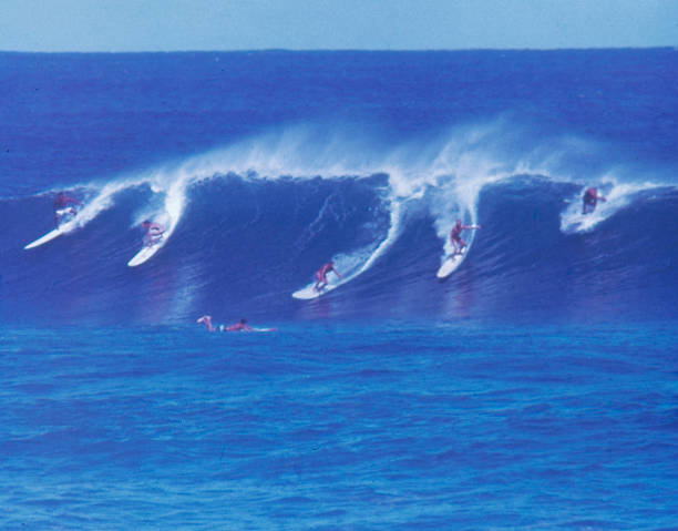 alte retro vintage stil positiv film scan, surfer in hawaii, usa - surfing men hawaii islands wave stock-fotos und bilder