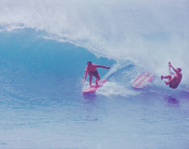 alte retro vintage stil positiv film scan, surfer in hawaii, usa - surfing men hawaii islands wave stock-fotos und bilder