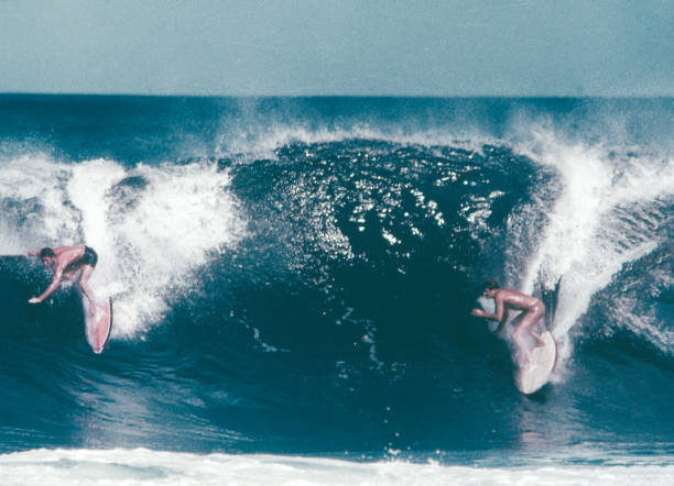 old retro vintage style positive film scan, surfers en hawái, ee.uu. - hawaii islands summer surfboard tropical climate fotografías e imágenes de stock