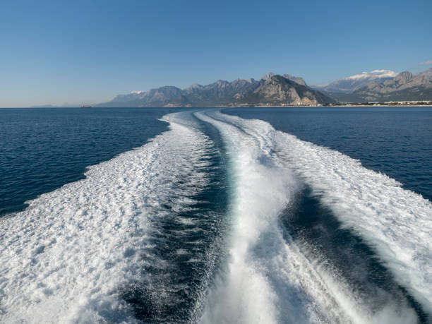 ボートからの泡の水 - motorboating jet boat jet boating summer ストックフォトと画像