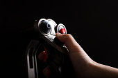 eine-sekunde-vor-dem-krieg-finger-auf-einem-trigger.jpg?b=1&s=170x170&k=20&c=BE383MM2qAQMH4RYRaG4g33Q9TXXf_jgQc4DfNb3SYo=