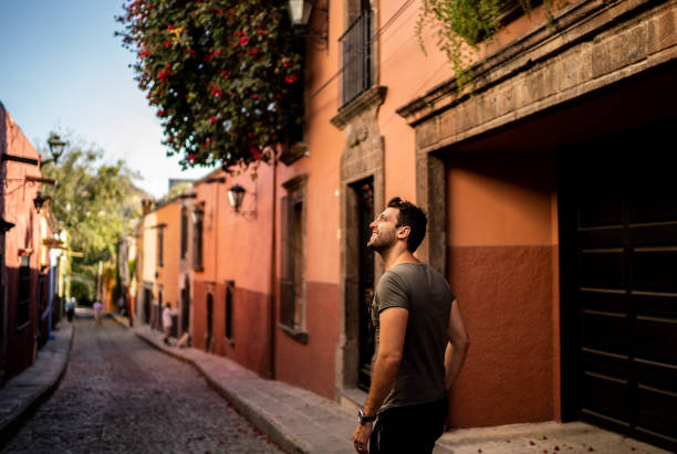 человек изучает улицы города в мексике - travel to mexico стоковые фото и изображения