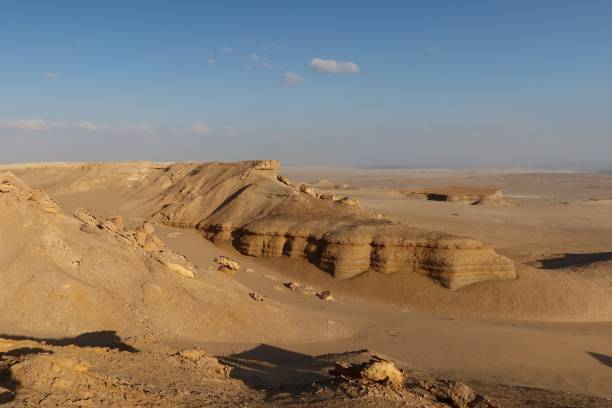 las hermosas formaciones de arenas y rocas debido a la erosión en el desierto de fayoum en egipto - fayoum fotografías e imágenes de stock