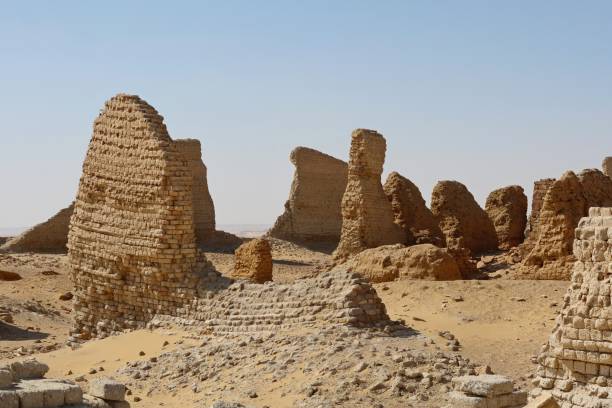 エジプトのファユーム市の砂漠にあるディメ・エル・シバー(ソクノパイウ・ネソス)の壁と遺跡 - fayoum ストックフォトと画像