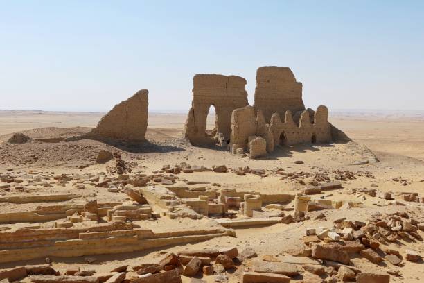 las murallas y ruinas de dimeh el sibaa (soknopaiou nesos) en el desierto de la ciudad de fayoum en egipto - fayoum fotografías e imágenes de stock