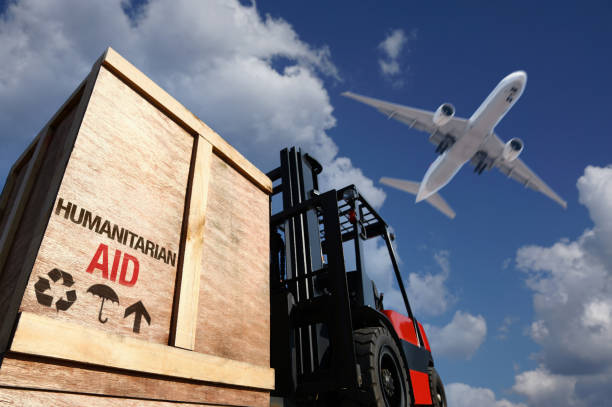 samolot i ładunek na wózku widłowym - humanitarian aid zdjęcia i obrazy z banku zdjęć