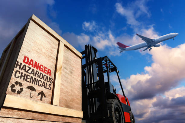 samolot i ładunek na wózku widłowym - freight transportation airplane cargo airplane airport zdjęcia i obrazy z banku zdjęć
