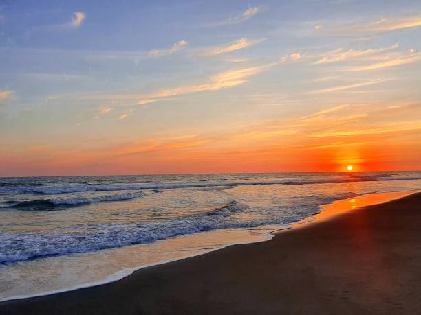 spiaggia al tramonto - oahu water sand beach foto e immagini stock