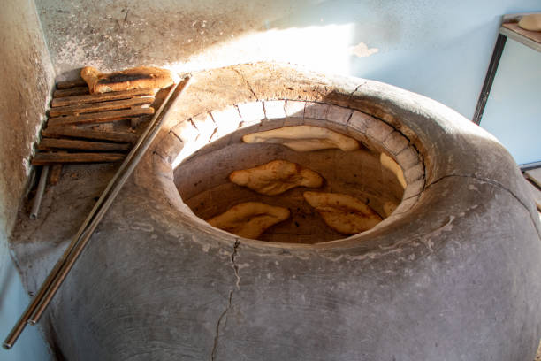 horno de pan viejo en el campo georgiano - georgiano estilo fotografías e imágenes de stock