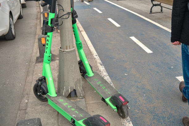 公共交通機関のためにトルコでカモメ(マルティ)と呼ばれる緑の色のスクーター - short cycle ストックフォトと画像