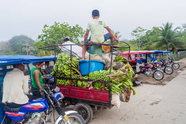 mazan, peru - 17 czerwca 2015: mototaxis czeka na klientów w mieście mazan, peru - autorick zdjęcia i obrazy z banku zdjęć